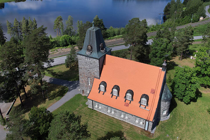 Karkun kirkko dronella kuvattuna.