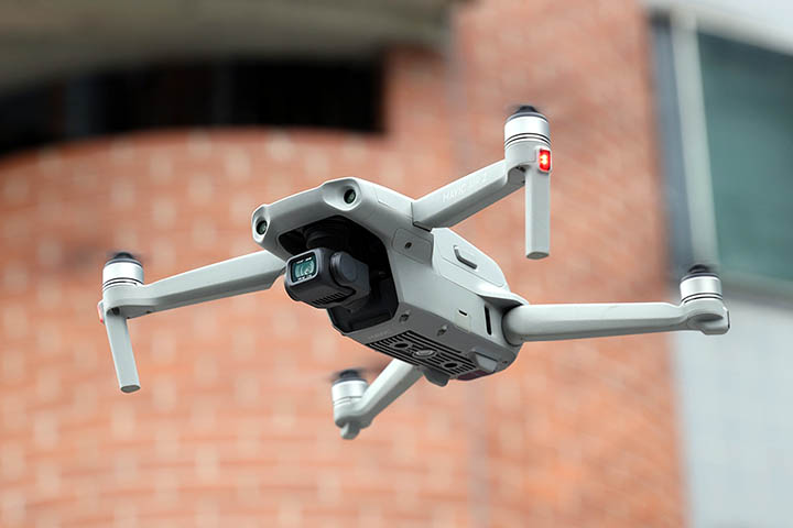 Mavic Air drone ilmassa.