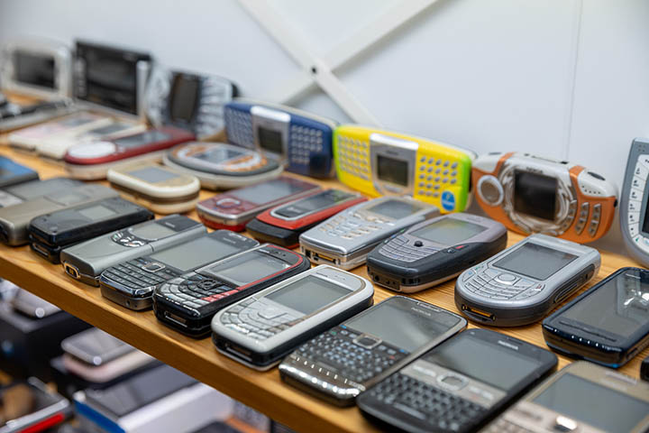 Nokialaisia puhelimia toimiston hyllyssä.